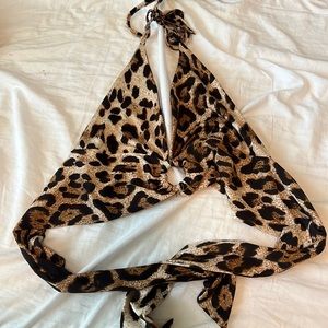 Super cute leopard crop top!